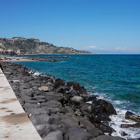Nick & Santo's Holiday Homes Beach Front Lux *