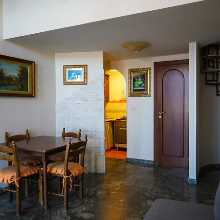 Nick & Santo's Holiday Homes Beach Front Lux *