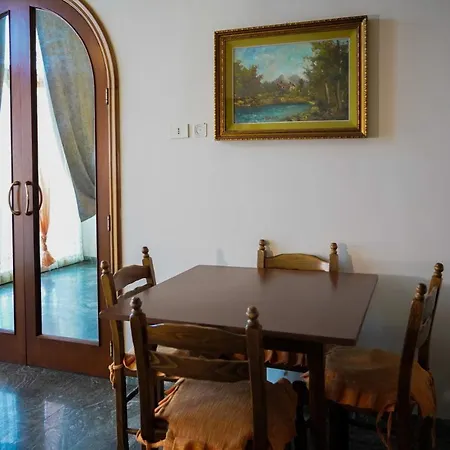 Nick & Santo's Holiday Homes Beach Front Lux Appartamento *