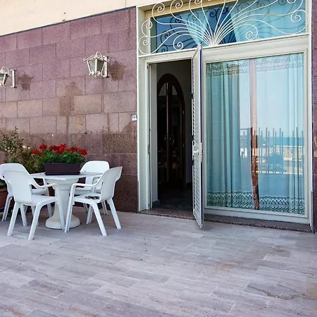 Apartment Nick & Santo's Holiday Homes Beach Front Lux